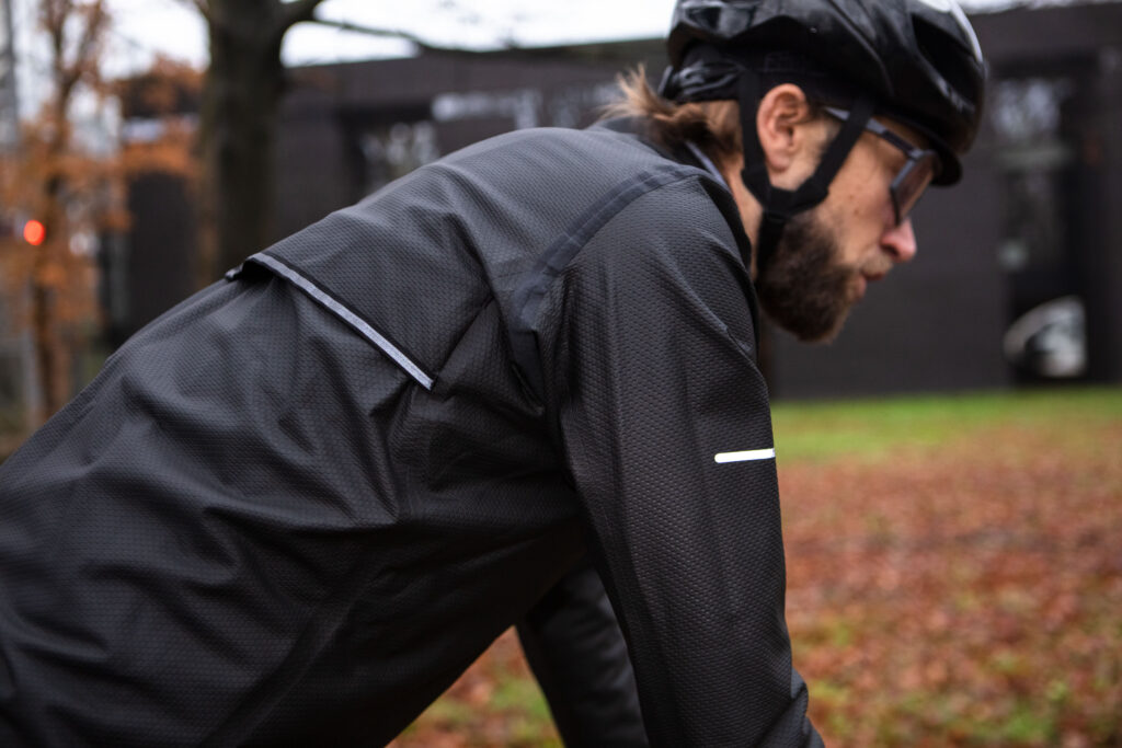 ciclista con chubasquero de bioracer imprescindible para un ciclista principiante