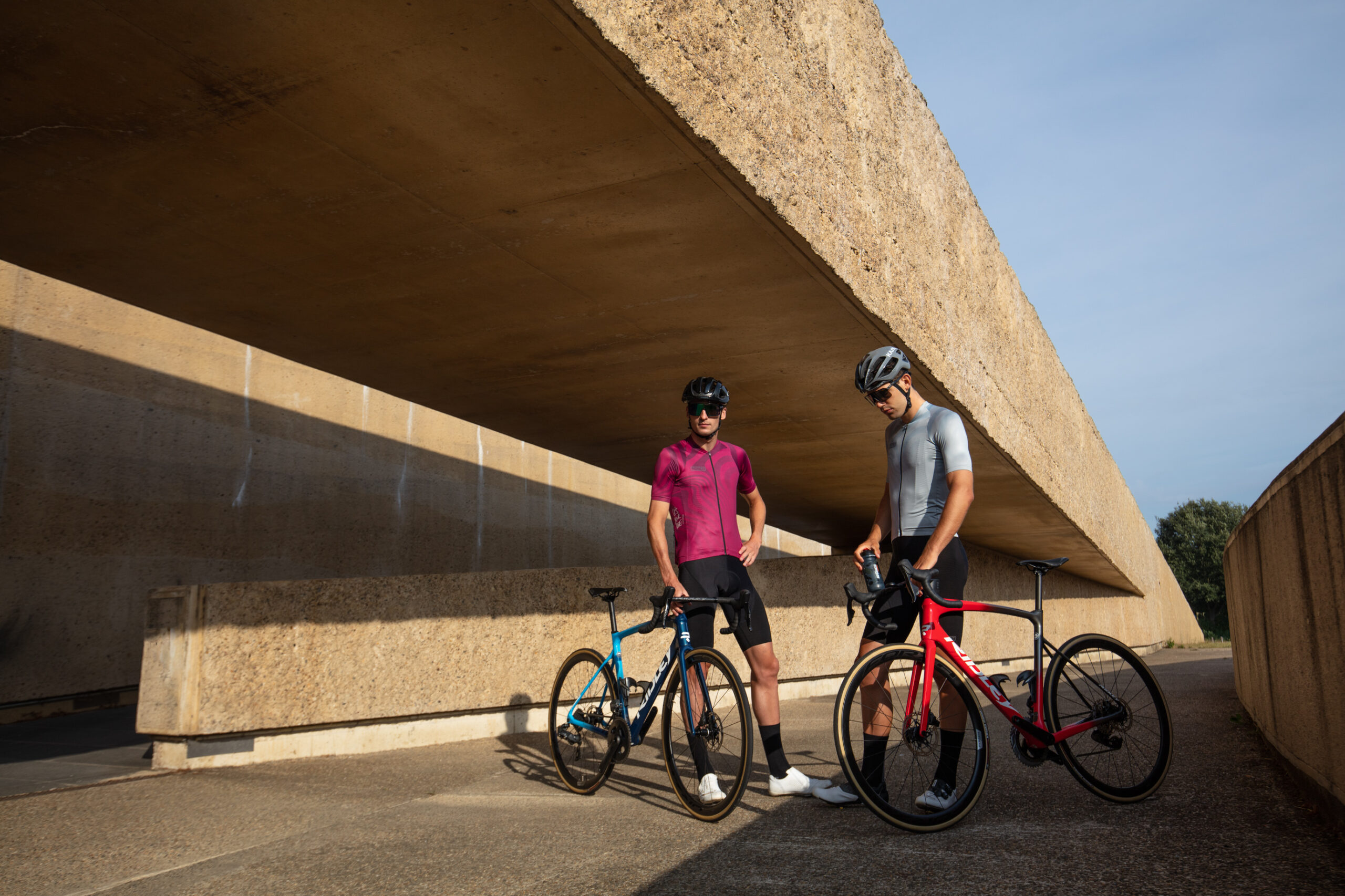 2 ciclistas que llevan un conjunto de Bioracer