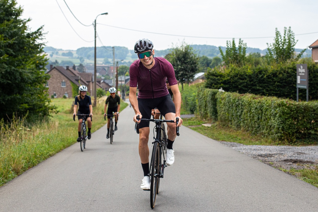 Ciclista con maillot Coldblack de Bioracer