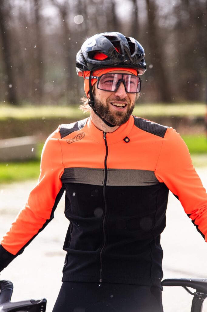 Ciclista con ropa de ciclismo de Bioracer