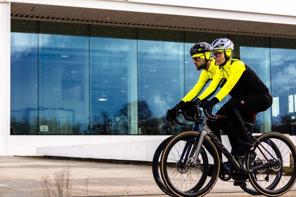 2 fietsers die naar het werk pendelen met fietskleding van Bioracer