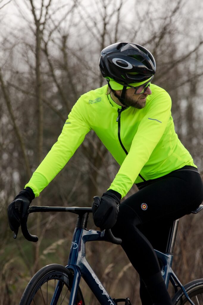 Ciclista que se desplaza al trabajo con ropa de ciclismo de bioracer